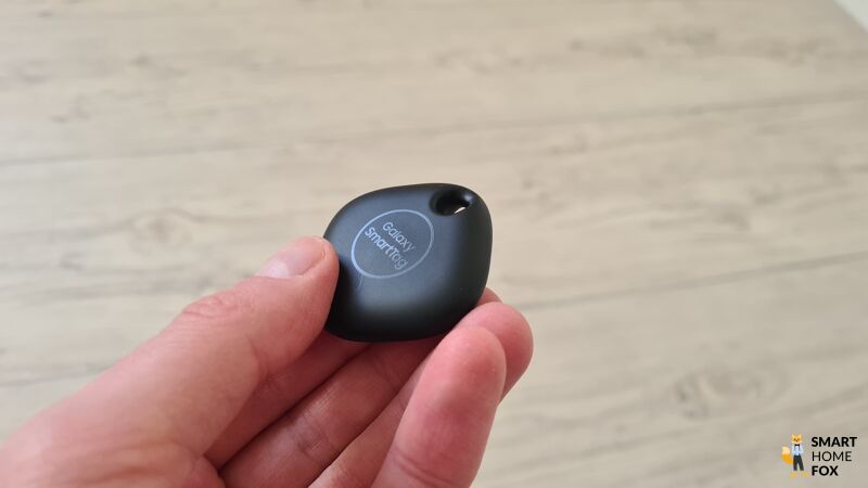 Samsung Galaxy SmartTag wird in der Hand gehalten.